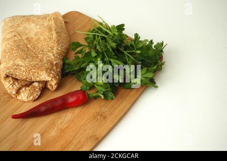 Dünnes Pita-Brot mit Tomaten und Gewürzen. Vegetarische hausgemachte Falafel. Stockfoto