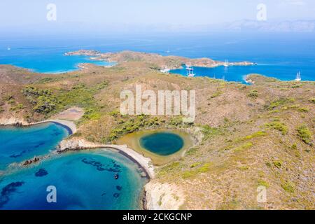 Luftaufnahme von Koyun Cape mit Süßwasserlagune Gokova Bay Special Environment Schutzgebiet Marmaris Türkei. Stockfoto