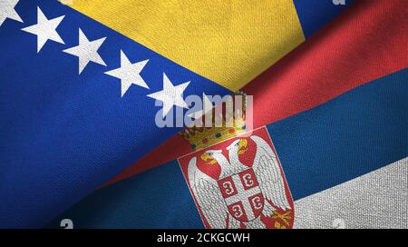 Bosnien und Herzegowina und Serbien zwei Flaggen Textiltuch, Stoff Textur Stockfoto