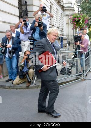 Der britische Premierminister Boris Johnson kehrt nach einer Kabinettssitzung im Auswärtigen Amt am 15. September 2020 in die Downing Street 10 zurück. London, U Stockfoto