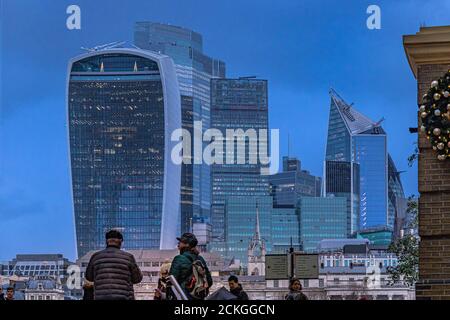 Wolkenkratzer einschließlich der Walkie Talkie und Skalpell in der City of London in Twilight, London, Großbritannien Stockfoto