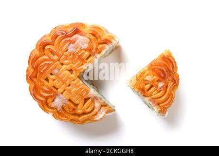 Übersetzung der chinesischen Schriftzeichen auf Englisch-Lotus Seed Paste mit Yolk-Top-Ansicht Ausschneiden schimmeligen Mondkuchen auf weißem Hintergrund Stockfoto