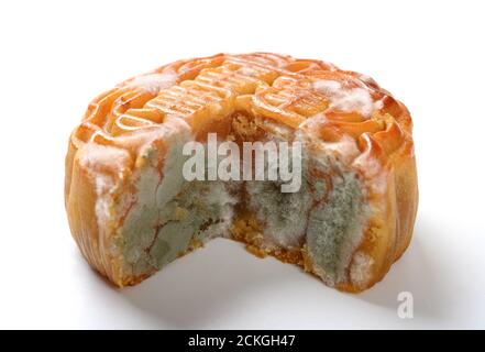 Übersetzung der chinesischen Schriftzeichen auf Englisch-Lotus Seed Paste mit Eigelb-ausschneiden schimmeligen Mondkuchen auf weißem Hintergrund Stockfoto