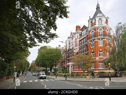 Abbey Road, London. Neville Court (rechts), ein reich verzierter, neu renovierter Mietshaus aus den 1930er Jahren gegenüber der Zebrakreuzung, die von den Beatles berühmt wurde. Stockfoto