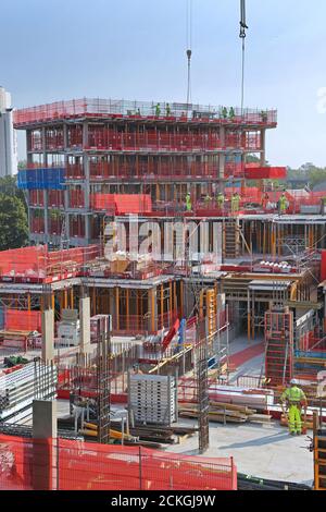 Die Bauarbeiten an der Royal Exchange Wohnanlage in Kingston upon Thames, Surrey, Großbritannien, sind im Gange. Herbst 2020. Stockfoto