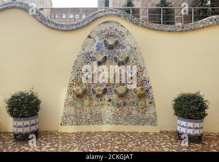 Trencadís Mosaik-Blumenbeet im Innenhof Garten in der Casa Batlló in Barcelona, Katalonien, Spanien. Das Herrenhaus, das vom katalanischen modernistischen Architekten Antoni Gaudí für die Familie Batlló als Einnahmehaus sowie als private Familienresidenz entworfen wurde, wurde zwischen 1904 und 1906 erbaut. Stockfoto