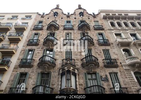 Casa Calvet entworfen vom katalanischen modernistischen Architekten Antoni Gaudí in Barcelona, Katalonien, Spanien. Das Herrenhaus im Auftrag des katalanischen Textilherstellers Pere Màrtir Calvet i Carbonell wurde zwischen 1898 und 1900 erbaut. Stockfoto