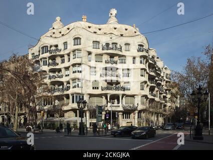 Casa Milà auch als La Pedrera bekannt, entworfen vom katalanischen modernistischen Architekten Antoni Gaudí in Barcelona, Katalonien, Spanien. Das von Pere Milà und seiner Frau Roser Segimon in Auftrag gegebene Herrenhaus wurde zwischen 1906 und 1912 erbaut. Stockfoto