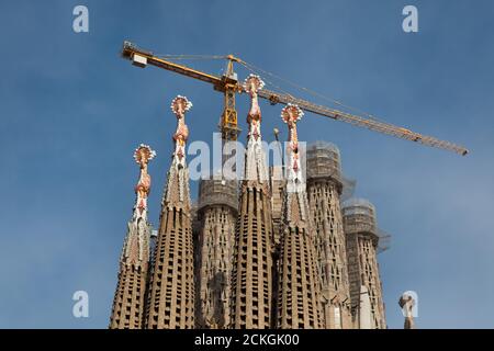 Bauarbeiten an der Sagrada Família (Basílica de la Sagrada Família), die vom katalanischen modernistischen Architekten Antoni Gaudí in Barcelona, Katalonien, Spanien entworfen wurden. Der eigentliche Bauabschnitt im Bild am 13. Januar 2020. Stockfoto