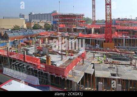 Die Bauarbeiten an der Royal Exchange Wohnanlage in Kingston upon Thames, Surrey, Großbritannien, sind im Gange. Herbst 2020. Stockfoto