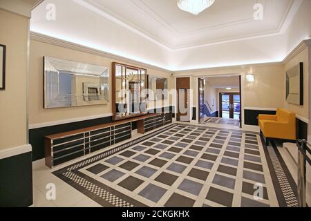 Neu renovierte Eingangshalle zu einem Art déco-Wohnblock im Stil der 1930er Jahre in Finchley, Nord-London, Großbritannien Stockfoto