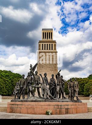 Nationale Mahn- und Gedenkstätte Buchenwald. Skulptur von Fritz Cremer. Eröffnet im Jahr 1958. Stockfoto