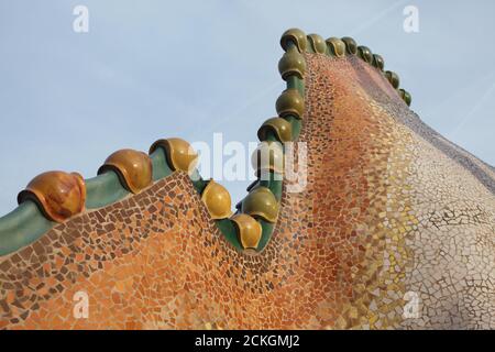 Trencadís Mosaikdach der Casa Batlló in Barcelona, Katalonien, Spanien. Das Herrenhaus, das vom katalanischen modernistischen Architekten Antoni Gaudí für die Familie Batlló als Einnahmehaus sowie als private Familienresidenz entworfen wurde, wurde zwischen 1904 und 1906 erbaut. Stockfoto