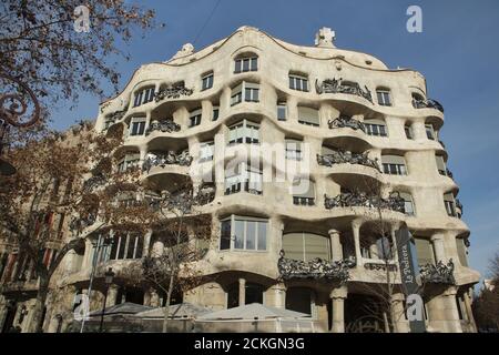 Casa Milà auch als La Pedrera bekannt, entworfen vom katalanischen modernistischen Architekten Antoni Gaudí in Barcelona, Katalonien, Spanien. Das von Pere Milà und seiner Frau Roser Segimon in Auftrag gegebene Herrenhaus wurde zwischen 1906 und 1912 erbaut. Stockfoto