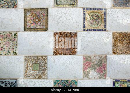 Trencadís Mosaikwand auf der Haupttreppe im Park Güell entworfen von katalanischen modernistischen Architekten Antoni Gaudí und zwischen 1900 und 1914 in Barcelona, Katalonien, Spanien gebaut. Stockfoto