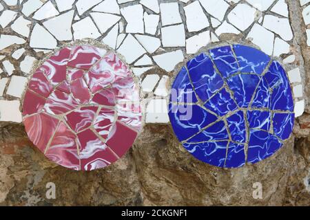 Trencadís Mosaikarbeiten auf dem Guardhouse (Casa del Guarda) im Park Güell von katalanischen modernistischen Architekten Antoni Gaudí entworfen und zwischen 1900 und 1914 in Barcelona, Katalonien, Spanien gebaut. Stockfoto