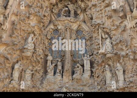 Engel und Kinder spielen und singen im karitativen Flur an der Geburtsfassade der Sagrada Família (Basílica de la Sagrada Família), entworfen vom katalanischen modernistischen Architekten Antoni Gaudí in Barcelona, Katalonien, Spanien. Über dem Chor sind der Stern von Bethlehem und die Verkündigung an die Jungfrau Maria dargestellt. Die Weihnachtsfassade wurde von Antoni Gaudí selbst entworfen und zwischen 1894 und 1930 gebaut. Die Statuen wurden vom katalanischen Bildhauer Llorenç Matamala i Piñol geschnitzt. Stockfoto