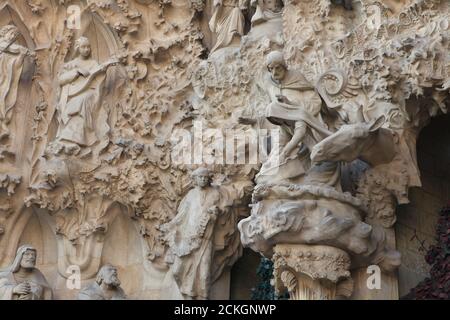 Weihnachtskrippe auf der Krippenfassade der Sagrada Família (Basílica de la Sagrada Família), die vom katalanischen modernistischen Architekten Antoni Gaudí in Barcelona, Katalonien, Spanien entworfen wurde. Die Weihnachtsfassade wurde von Antoni Gaudí selbst entworfen und zwischen 1894 und 1930 gebaut. Die Statuen wurden vom katalanischen Bildhauer Llorenç Matamala i Piñol geschnitzt. Stockfoto