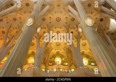 Das Innere des westlichen Kirchenschiffs der Sagrada Família (Basílica de la Sagrada Família) wurde vom katalanischen modernistischen Architekten Antoni Gaudí in Barcelona, Katalonien, Spanien entworfen. Stockfoto