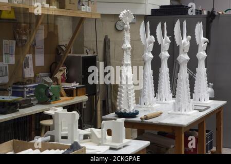 Maßstabsgezeigte Modelle von Zinnen für die Türme der Evangelisten der Sagrada Família (Basílica de la Sagrada Família) in der Modellwerkstatt unter der Sagrada Família in Barcelona, Katalonien, Spanien. Diese Figuren wurden vom spanischen Bildhauer Xavier Medina Campeny entworfen. Stockfoto