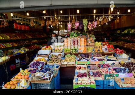 Beeindruckende Anzeige am Uhrturm Obst und Gemüse speichern in Crouch Ende Norden london england Großbritannien Stockfoto