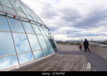 Reykjavik, Island - 27. August 2015: Blick auf Perlan, Warmwasserspeicher-Komplex mit drehbarem Restaurant. Stockfoto