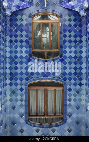 Blau gefliestes Lichthaus in der Casa Batlló in Barcelona, Katalonien, Spanien. Das Herrenhaus, das vom katalanischen modernistischen Architekten Antoni Gaudí für die Familie Batlló als Einnahmehaus sowie als private Familienresidenz entworfen wurde, wurde zwischen 1904 und 1906 erbaut. Stockfoto