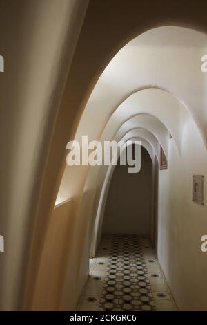 Dachbogen im Dachgeschoss-Servicebereich in der Casa Batlló in Barcelona, Katalonien, Spanien. Das Herrenhaus, das vom katalanischen modernistischen Architekten Antoni Gaudí für die Familie Batlló als Einnahmehaus sowie als private Familienresidenz entworfen wurde, wurde zwischen 1904 und 1906 erbaut. Stockfoto