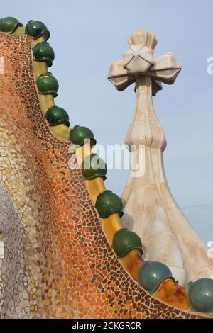 Trencadís Mosaikdach der Casa Batlló in Barcelona, Katalonien, Spanien. Das Herrenhaus, das vom katalanischen modernistischen Architekten Antoni Gaudí für die Familie Batlló als Einnahmehaus sowie als private Familienresidenz entworfen wurde, wurde zwischen 1904 und 1906 erbaut. Stockfoto