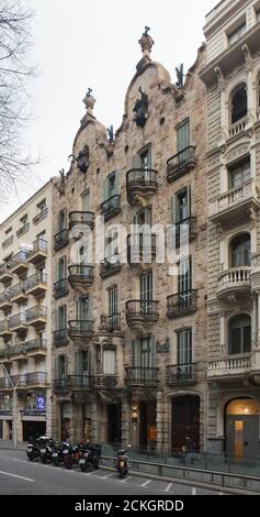 Casa Calvet entworfen vom katalanischen modernistischen Architekten Antoni Gaudí in Barcelona, Katalonien, Spanien. Das Herrenhaus im Auftrag des katalanischen Textilherstellers Pere Màrtir Calvet i Carbonell wurde zwischen 1898 und 1900 erbaut. Stockfoto