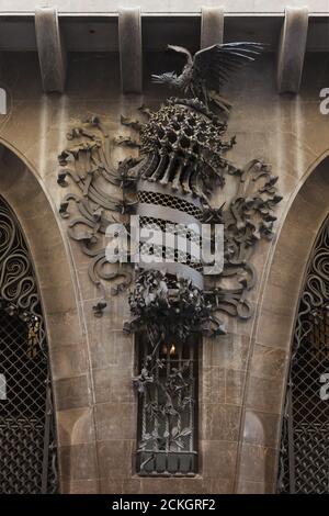 Das schmiedeeiserne Wappen Kataloniens ist am Haupttor des Palau Güell abgebildet, der vom katalanischen modernistischen Architekten Antoni Gaudí in Barcelona, Katalonien, Spanien entworfen wurde. Das Herrenhaus im Auftrag des katalanischen Industriemagnaten Eusebi Güell wurde zwischen 1886 und 1890 erbaut. Stockfoto