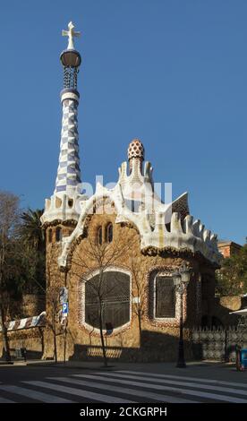 Wachhaus (Casa del Guarda) im Park Güell entworfen von katalanischen modernistischen Architekten Antoni Gaudí und zwischen 1900 und 1914 in Barcelona, Katalonien, Spanien gebaut. Stockfoto