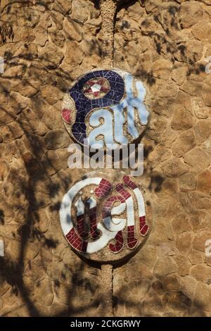 Trencadís Mosaik-Inschrift auf dem Zaun des Park Güell von katalanischen modernistischen Architekten Antoni Gaudí entworfen und zwischen 1900 und 1914 in Barcelona, Katalonien, Spanien gebaut. Stockfoto