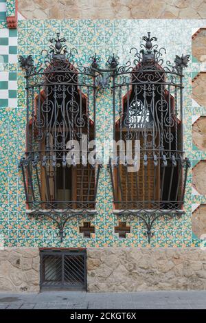 Schmiedeeiserne Fenstergitter der Casa Vicens, entworfen vom katalanischen modernistischen Architekten Antoni Gaudí in Barcelona, Katalonien, Spanien. Das Herrenhaus, das vom katalanischen Industriemagnaten Manuel Vicens als Sommerresidenz seiner Familie in Auftrag gegeben wurde, wurde zwischen 1883 und 1885 erbaut. Stockfoto