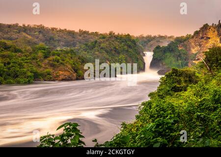 Langzeitbelichtung des Murchison Wasserfalls auf dem Victoria Nil bei Sonnenuntergang, Uganda. Stockfoto