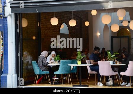 Frau zu Abend im Beam Cafe im Crouch End im Norden londons N8 england GB Stockfoto