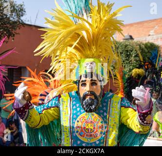 Tlaxcala de Xicohténcatl, Mexiko, 20. Februar 2020. Die Eröffnungsparade des Karnevals 2020 in der Straße der Landeshauptstadt. Unter dem Thema ' Stockfoto