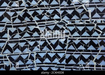 Trencadís Mosaikwand auf der Haupttreppe im Park Güell entworfen von katalanischen modernistischen Architekten Antoni Gaudí und zwischen 1900 und 1914 in Barcelona, Katalonien, Spanien gebaut. Stockfoto