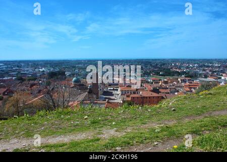 Die roten Dächer der bewohnten Häuser, die Kirche und der Glockenturm der kathedrale von pietrasanta vom Grün eines Hügels an der Spitze aus gesehen Stockfoto