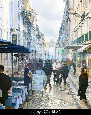 LISSABON, PORTUGAL - 28. JANUAR 2020: Handelsstraße in der Altstadt von Lissabon, Portugal Stockfoto