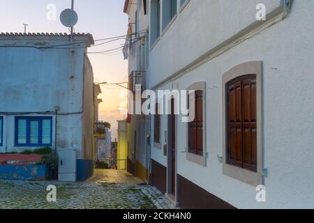 Leere Straße in der Dämmerung. Nazare, Portugal Stockfoto