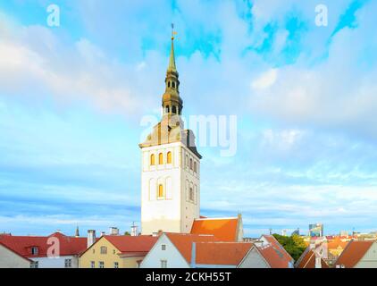 Sankt Nikolaus Kirche bei Sonnenuntergang. Tallinn, Estland Stockfoto