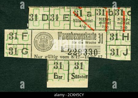 Europa, Deutschland, Hamburg, Zeit des 1. Weltklasse , Warenbezugskarte ( Lebensmittelmarken ) für Hier, Süßstoff und Nährmittel, herausgegeben vom Hamburgischen Kriegsversorgungsamt, gültig vom 8. 12. - 14. 12. 1917 , Größe 8 cm x 5 cm , Motiv darf nur für journalistische oder wissenschaftliche Zwecke genutzt werden, Rechte werden nicht vertreten . / Europa, Deutschland, Hamburg, Zeit des Ersten Weltkriegs, Lebensmittelmarken für Eier, Süßstoffe und Lebensmittel, herausgegeben vom Kriegsversorgungsamt Hamburg, gültig ab 08. 12. - 14. 12. 1917, Größe 8 cm x 5 cm, Bild nur für Journalisten oder akademien Stockfoto