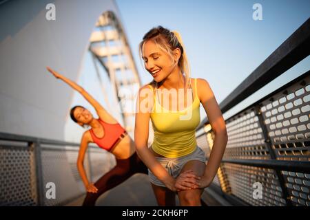 Fitness, Sport, Leute, trainieren und gesunden Lebensstil Konzept. Gerne passen Freunde arbeiten Stockfoto