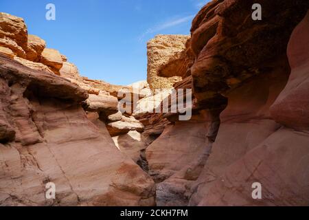 Gesteinsschichten im Red Canyon in der Nähe von Eilat, Israel sichtbar Stockfoto
