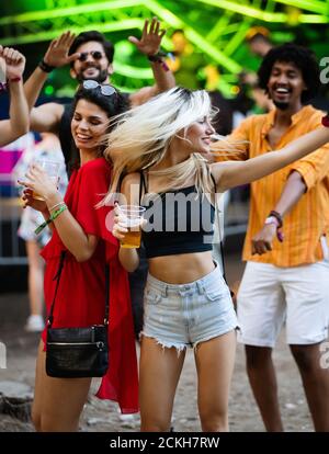 Gerne Freunde lachen und Spaß im Freien Stockfoto
