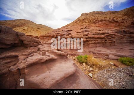 Gesteinsschichten im Red Canyon in der Nähe von Eilat, Israel sichtbar Stockfoto