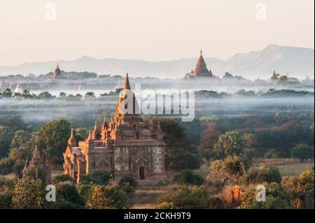 Blick von der Pagode Shwe Sandaw während des Sonnenuntergangs in Bagan, Myanmar Stockfoto