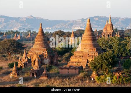 Blick von der Pagode Shwe Sandaw während des Sonnenuntergangs in Bagan, Myanmar Stockfoto