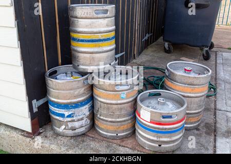 Leere Bierfässer oder Bierfässer vor einem Pub Stockfoto